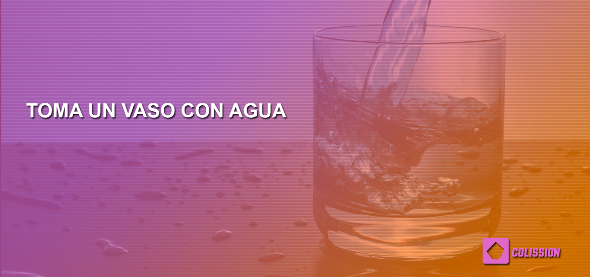 toma un vaso con agua