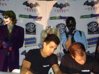 Albert Felieu y Safer Coban dando autógrafos en evento de Batman Arkham City en México