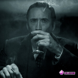 Hombre en traje tomando un trago, blanco y negro con el logo de colission.com en la esquina inferior derecha.